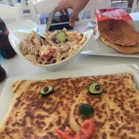Τα τραπεζάκια έξω
