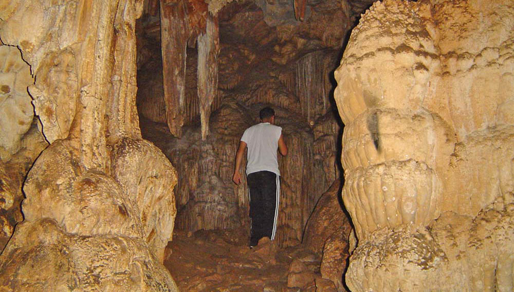 Σπήλαιο του Νέγρου: Εξερευνήστε το «καταφύγιο των πειρατών» στις Βάτσες